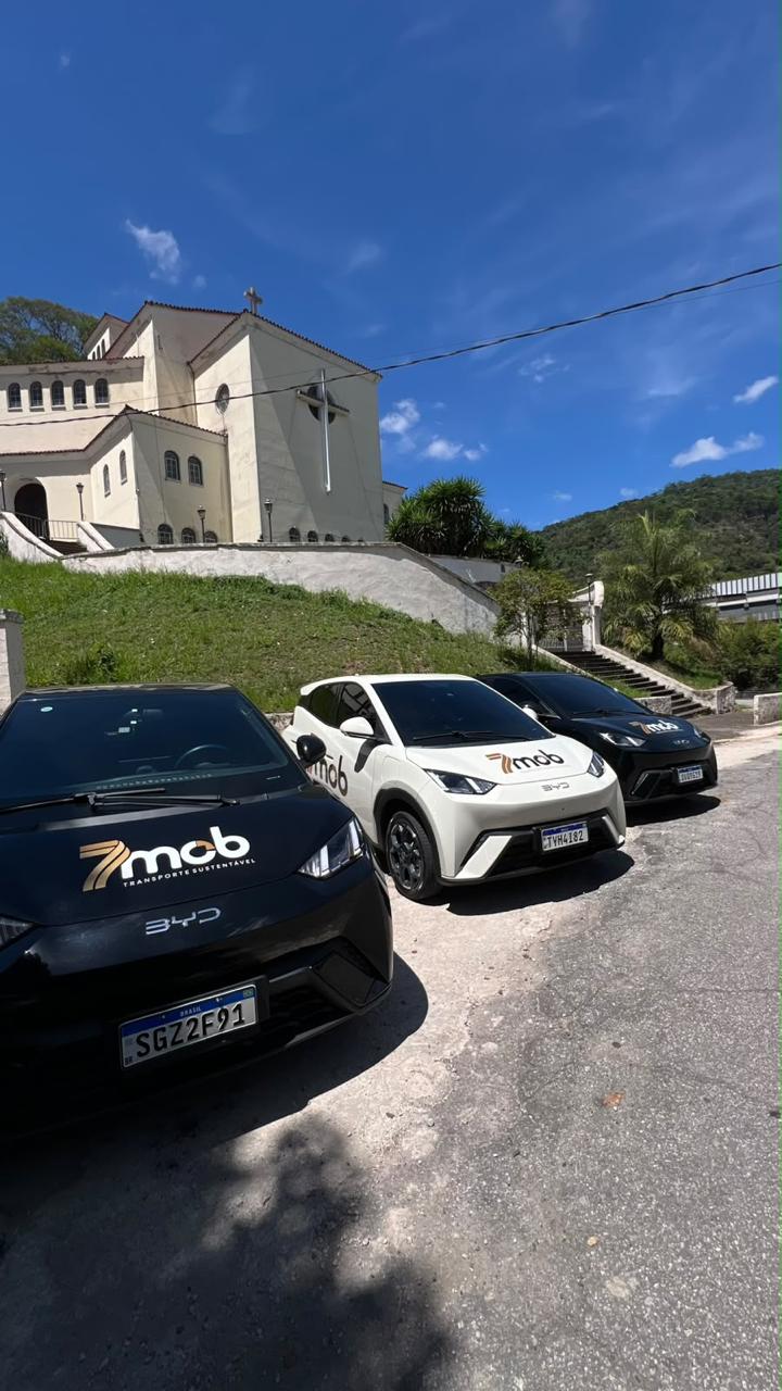 Frota de carros elétricos identificados com a marca 7MOB